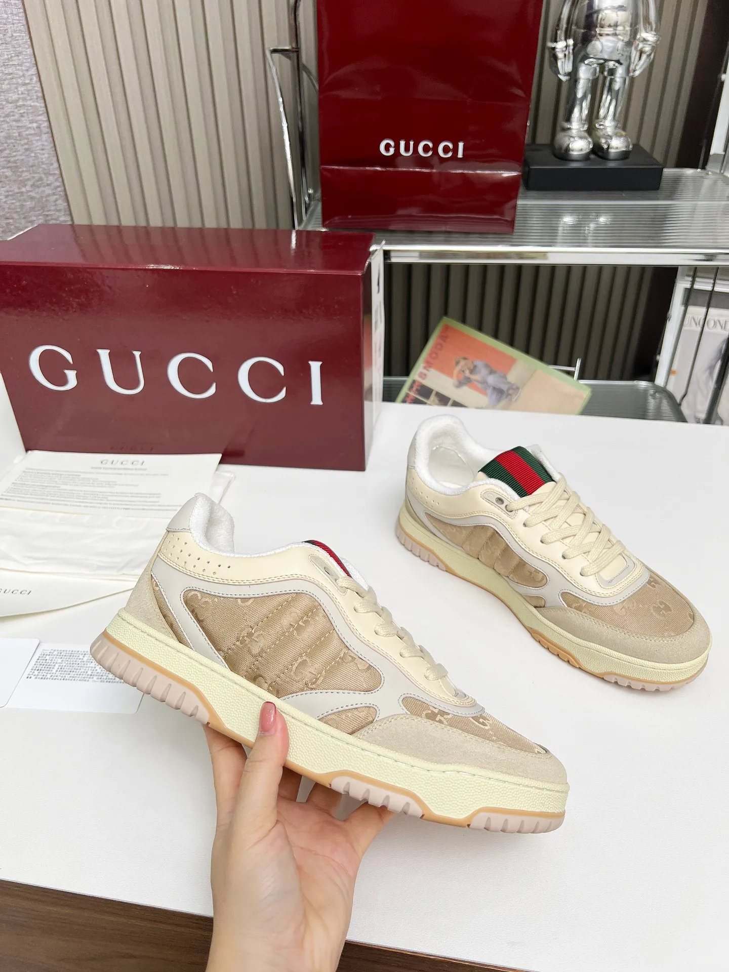 [G Home] P: 600💰 Couple size: Female 35-40. Male 39-44 (45 custom-made) 🆕2025.GUCC Gucci original order quality The latest popular high and low top aged couple sneakers series shipped original purchase development and production, this high and low top sneakers adopt a basketball-style silhouette design, cleverly integrated with hollow panels and distressed effects, showing unique ingenuity. The ingenuity incorporates brand logo details such as interlocking Double G styling accessories and Gucci lettering, a low-key tribute to the brand's design heritage. Exquisite packaging at the delivery counter 🛍📦 ▪️ Fabric: Original customized imported first-layer cowhide ▪️ Inner lining: Imported first-layer cowhide ▪️ Sole: Original molded two-color TPU sole ▪️ Sole thickness: 3cm